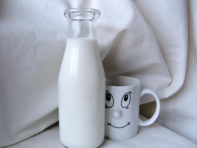 牛乳とコップ